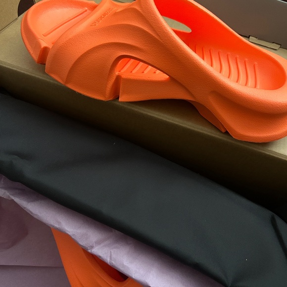 Balenciaga molded orange flip-flops! - Picture 3 of 4